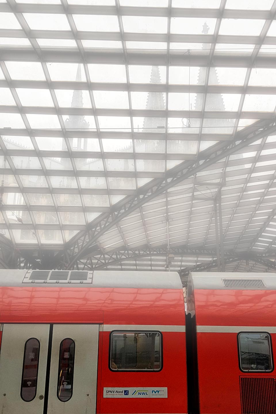 Abfahrt, Köln im Nebel