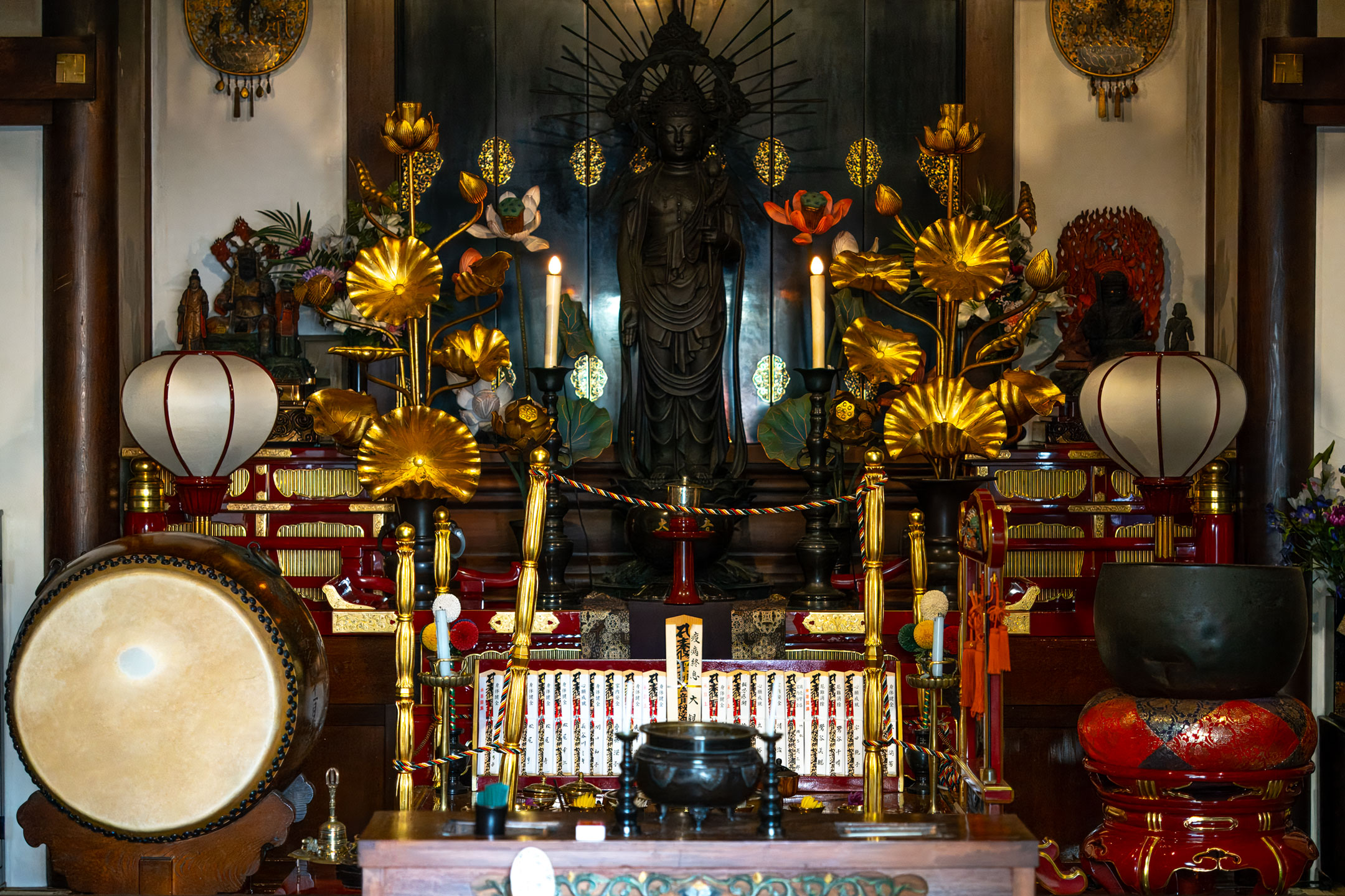 Tokyo - kleiner Tempel am Straßenrand
